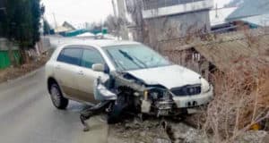 Гололед – такая гадость: горожанка врезалась в дерево в Горно-Алтайске Гололед – такая гадость: горожанка врезалась в дерево в Горно-Алтайске