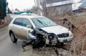 Гололед – такая гадость: горожанка врезалась в дерево в Горно-Алтайске Гололед – такая гадость: горожанка врезалась в дерево в Горно-Алтайске