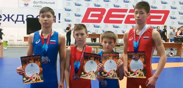 Спортсмены с Алтая стали призерами первенства Сибири по спортивной борьбе