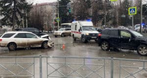 На перекрестке возле республиканской библиотеки столкнулись две иномарки На перекрестке возле республиканской библиотеки столкнулись две иномарки