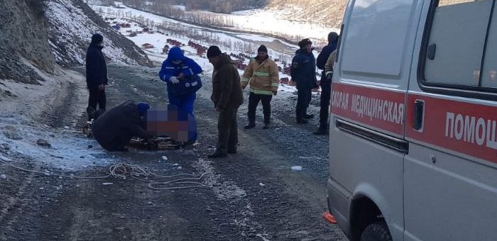 Житель Кузбасса сорвался со скалы на перевале Кату-Ярык и погиб