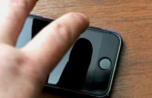 Сельчанин нашел чужой телефон и перевел себе 7,5 тыс. рублей