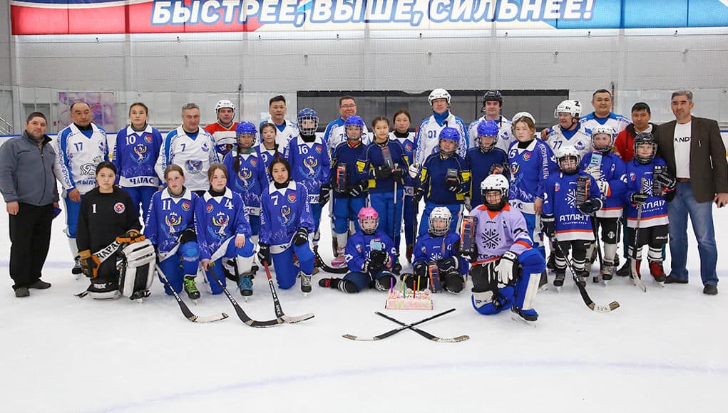 Сборная органов власти проиграла детям в товарищеском мачте по хоккею на льду