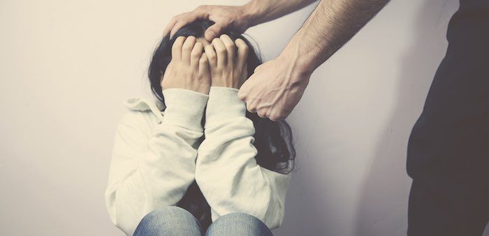 Горожанин избивал свою дочь за плохую учебу