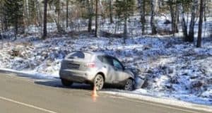 Иномарка вылетела с дороги по пути в Барангол: пострадал пожилой водитель