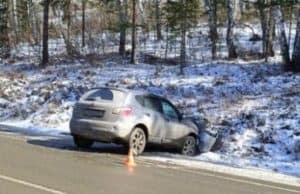 Иномарка вылетела с дороги по пути в Барангол: пострадал пожилой водитель