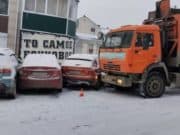 В Горно-Алтайске КАМАЗ скатился с пригорка: повреждено шесть автомобилей В Горно-Алтайске КАМАЗ скатился с пригорка: повреждено шесть автомобилей