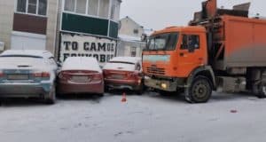 В Горно-Алтайске КАМАЗ скатился с пригорка: повреждено шесть автомобилей
