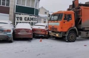 В Горно-Алтайске КАМАЗ скатился с пригорка: повреждено шесть автомобилей