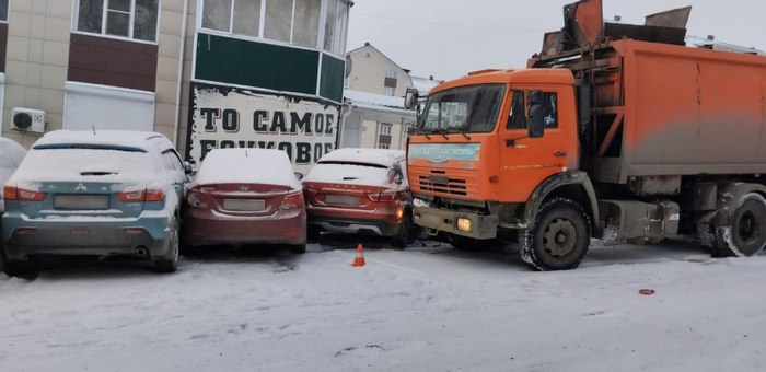 В Горно-Алтайске КАМАЗ скатился с пригорка: повреждено шесть автомобилей