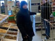 Подросток с ножом хотел ограбить магазин, но ему помешал друг Подросток с ножом хотел ограбить магазин, но ему помешал друг