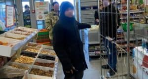 Подросток с ножом хотел ограбить магазин, но ему помешал друг Подросток с ножом хотел ограбить магазин, но ему помешал друг