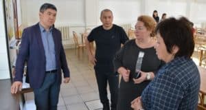Депутаты от «Единой России» провели мониторинг качества горячего питания в школе Онгудая