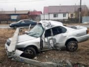 Девушка-водитель врезалась в опору линии электропередачи и попала в больницу