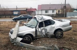 Девушка-водитель врезалась в опору линии электропередачи и попала в больницу