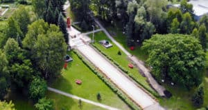 Школьник устроил акт вандализма на Мемориале славы в Майме