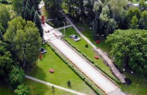 Школьник устроил акт вандализма на Мемориале славы в Майме
