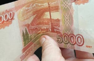 19-летний парень подобрал в банкомате 5-тысячную купюру, его обвиняют в краже 19-летний парень подобрал в банкомате 5-тысячную купюру, его обвиняют в краже