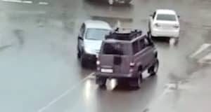 Нетрезвый водитель подбил УАЗ Patriot, поворачивая на перекрестке Нетрезвый водитель подбил УАЗ Patriot, поворачивая на перекрестке