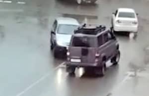 Нетрезвый водитель подбил УАЗ Patriot, поворачивая на перекрестке Нетрезвый водитель подбил УАЗ Patriot, поворачивая на перекрестке