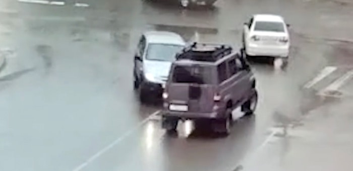 Нетрезвый водитель подбил УАЗ Patriot, поворачивая на перекрестке