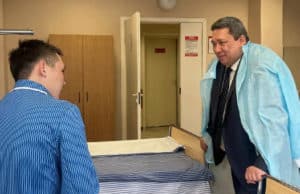 Сенатор Владимир Полетаев навестил в госпитале воина, возвращенного из плена