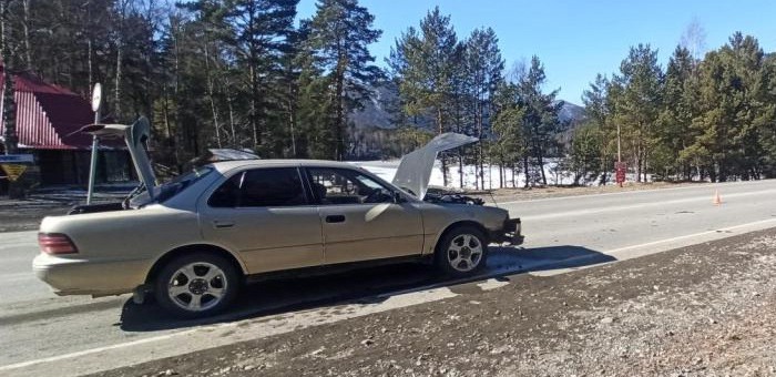 Водитель Toyota Сamry врезался в идущую перед ним машину в Усть-Мунах
