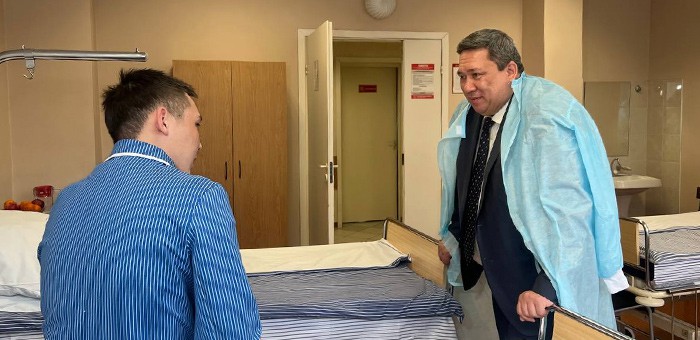 Сенатор Владимир Полетаев навестил в госпитале воина, возвращенного из плена