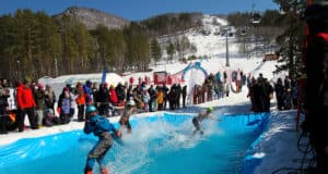 Горнолыжный сезон на «Манжероке» завершился прыжками в бассейн