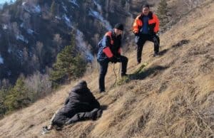 Спасатели эвакуировали двоих москвичей с горы в Манжероке