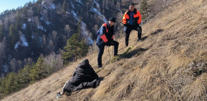 Спасатели эвакуировали двоих москвичей с горы в Манжероке