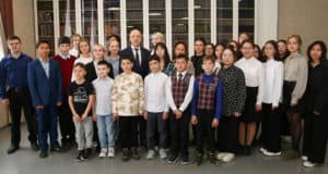 Глава республики провел для школьников экскурсию по библиотеке