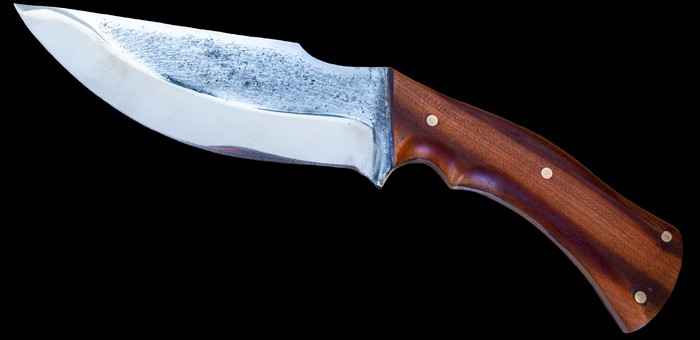 Горожанка пойдет под суд за продажу охотничьего ножа через интернет