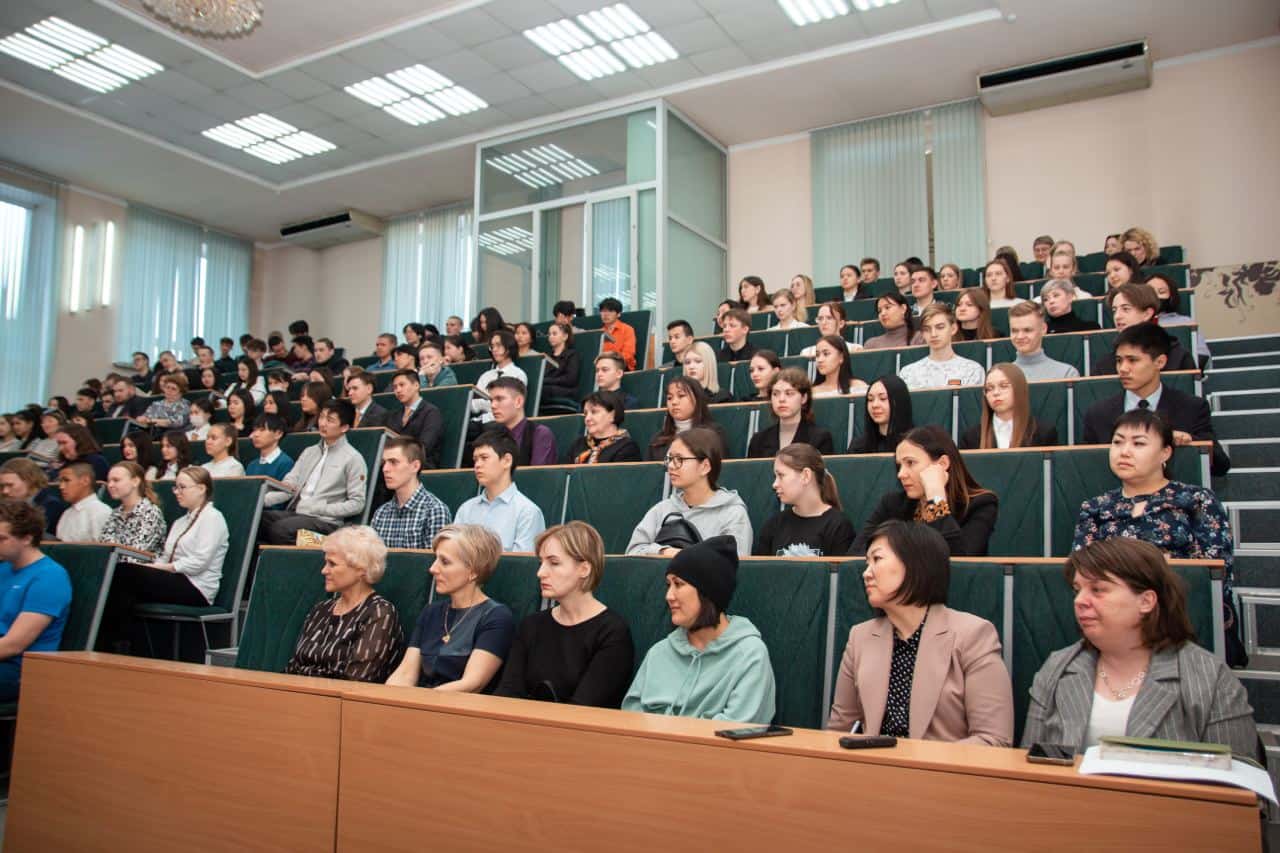 Будущие абитуриенты из Республики Алтай пообщались с замминистра науки России