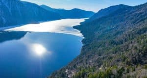 Телецкое озеро освобождается ото льда