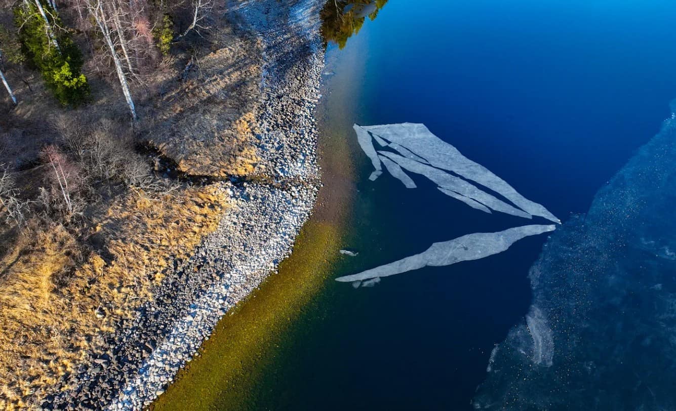 Телецкое озеро освобождается ото льда 