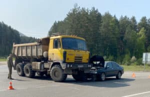 В Манжероке столкнулись грузовик и легковушка