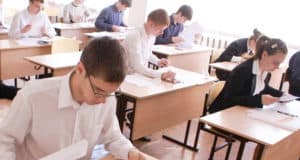 Экзамен по русскому языку сдали почти 4 тысячи девятиклассников