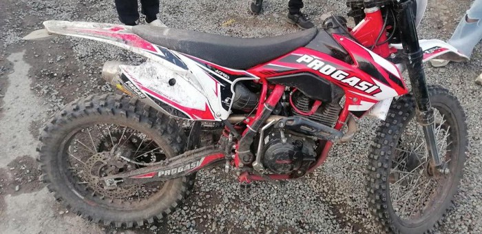 13-летний мотоциклист врезался в припаркованный автомобиль в Горно-Алтайске