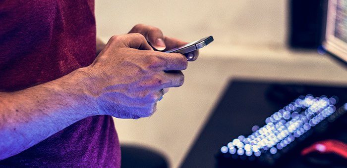 Продавец украл дорогой смартфон из магазина и подарил его своей подружке