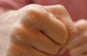 В Усть-Кане пьяный нарушитель напал на полицейского В Усть-Кане пьяный нарушитель напал на полицейского