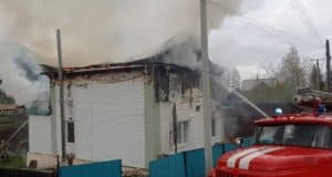 В Усть-Кане из-за пожара обрушилась крыша двухэтажного дома