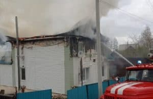 В Усть-Кане из-за пожара обрушилась крыша двухэтажного дома