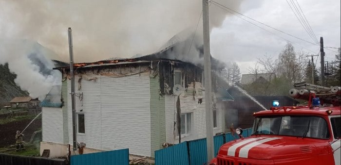 В Усть-Кане из-за пожара обрушилась крыша двухэтажного дома
