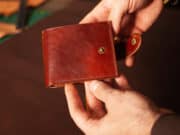 Сельчанин захотел выпить и отобрал у женщины портмоне Сельчанин захотел выпить и отобрал у женщины портмоне
