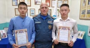 Школьников из Горно-Алтайска наградили за спасение провалившейся под лед девочки