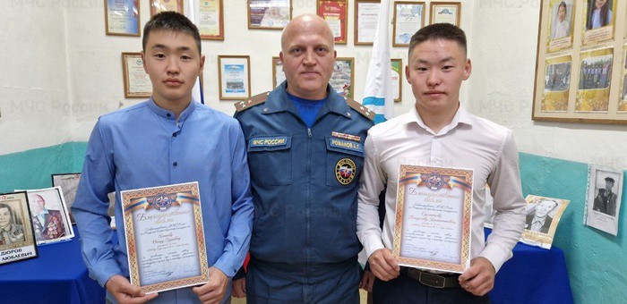 Школьников из Горно-Алтайска наградили за спасение провалившейся под лед девочки