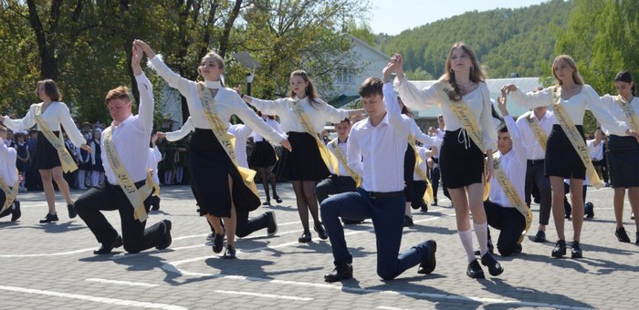 В школах Республики Алтай прозвенели последние звонки