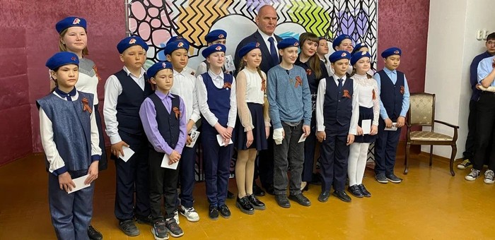 Александр Карелин в Горно-Алтайске посетил школу №13 и встретился с волонтерами СВО