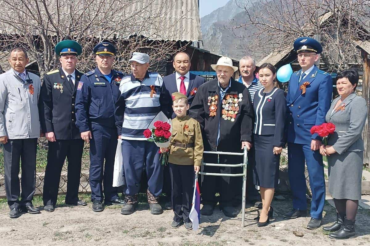 В Республике Алтай ветеранов поздравили с Днем Победы 
